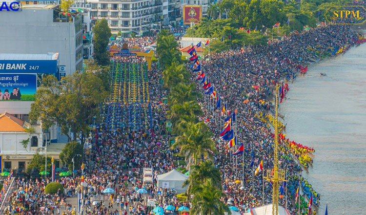 水祭り2日間で430万人近い観光客を魅了