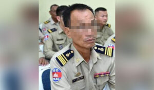 クラチェ州 金銭損失を理由に発砲した警官、停職処分