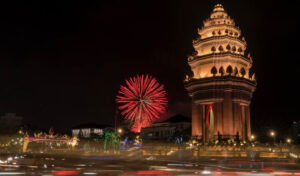 カンボジアの独立記念日 花火で祝われる