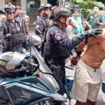 上半身裸の欧米系外国人　屋根から「石や金属を投げた」として逮捕