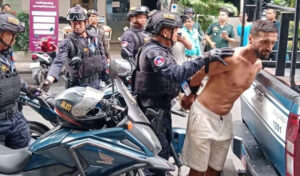 上半身裸の欧米系外国人 屋根から「石や金属を投げた」として逮捕