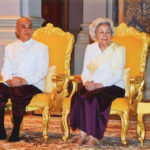 国王、王太后　「水祭り」で軍隊、医師、衛生作業員に700万リエル寄付