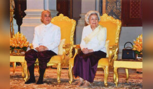 国王、王太后 「水祭り」で軍隊、医師、衛生作業員に700万リエル寄付