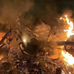 プノンペン　橋の下で男がバイクに火をつけ、炎上