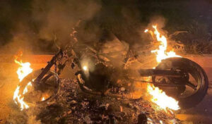 プノンペン 橋の下で男がバイクに火をつけ、炎上