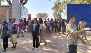 労働者 中国企業が2か月間給料を払ってないと抗議行動