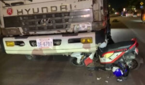 プノンペン トラックに引きずり込まれて小学生2人が重傷