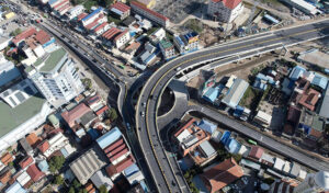 プノンペン モロドクテチョ高架道路が一時開通