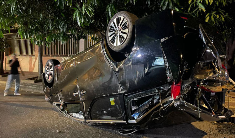 プノンペンで深夜の衝突事故、中国人の車が一回転