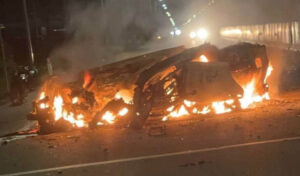 悲劇な事故 タクシー火災で2人死亡、3人救出