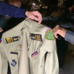 轢き逃げ運転手が車から「警察の制服を投げ捨て」て逃亡