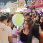 シェムリアップの大晦日に大勢の人が集まる