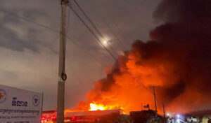 プノンペン 工場が火災で全焼する