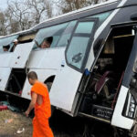 モンドリキリ　バスが路肩から外れ　多数が負傷