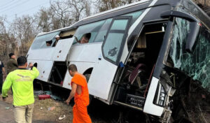 モンドリキリ バスが路肩から外れ 多数が負傷