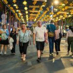 当局は「ウォークストリート」のため、路線バスの運行時間を延長