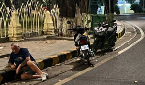 プノンペン中心部で土曜早朝、外国人が待ち伏せ強盗に遭う