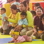 従業員100人の工場に保育所の設置を促す