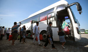 首相、プノンペン知事にクメール正月帰省の無料バス運行を要請