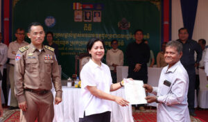 セレイ財務相が不動産証明書を交付、高利貸しに注意喚起