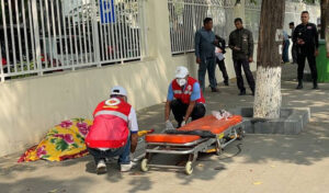 プノンペンの川辺に男女のグループが遺棄した死体、轢き逃げか