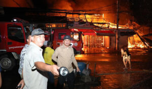 コンポンチャム市 大火災で17軒の家屋が焼失