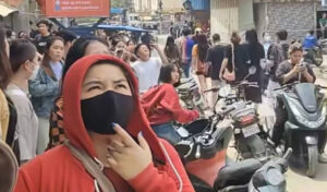 28日のミャンマー地震後、ポイペトで建物から避難する人々