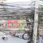 シェムリアップの絡まった電線の配線の「美化」計画