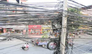 シェムリアップの絡まった電線の配線の「美化」計画