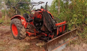 地雷爆発でトラクター運転手が重傷