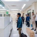 労働職業訓練省、クメール正月　タイから帰省のカンボジア人出稼ぎ者を支援するチーム国境検問所派遣