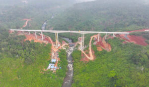 カンボジアで最も高い橋が正月期間に一時的に開通