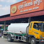 プノンペン当局は水不足の区域の住民に水を配給車を手配