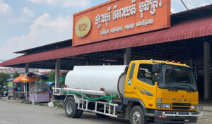 プノンペン当局は水不足の区域の住民に水を配給車を手配