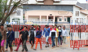 クメール正月にタイから帰省のカンボジア国民に料金を請求するな