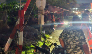 プノンペン 飲酒運転の車が列車に衝突 重傷を負う