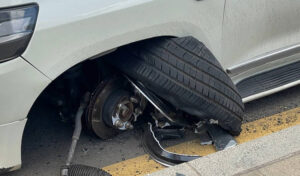 中国人男が車両故障にかかわらず運転し、事故を起こす