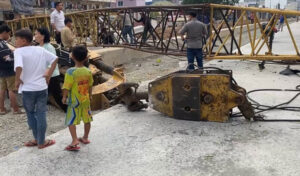 プノンペン クレーン崩壊で家屋が被害に