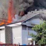 タケオ州立劇場で火災が発生