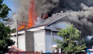 タケオ州立劇場で火災が発生