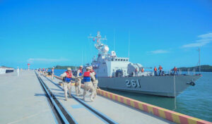 ベトナム人民海軍艦艇が日本の自衛艦に次いで、リアム海軍基地に入港