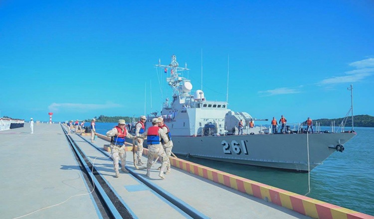 ベトナム人民海軍艦艇が日本の自衛艦に次いで、リアム海軍基地に入港