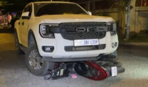 轢き逃げ事件　女性が50メートル引きずられて重傷、運転手は逃走