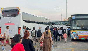 クメール正月期間中、8万人以上の労働者が無料バスを利用