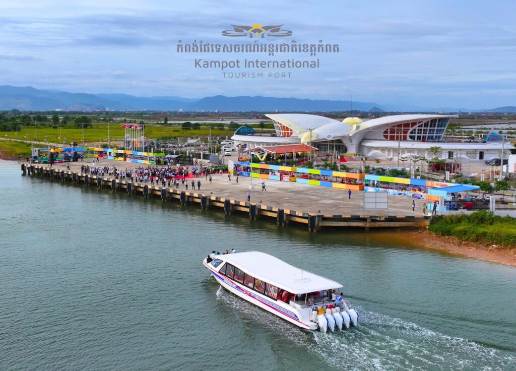 首相、カンポット国際観光港を開港