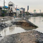 プノンペンの大雨　道路が陥没、トゥクトゥクが陥没穴に落ちる