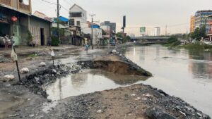 プノンペンの大雨　道路が陥没、トゥクトゥクが陥没穴に落ちる