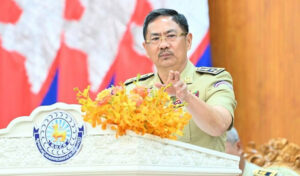 プノンペン署長 引ったくり犯逮捕の地区署に報奨金を提供