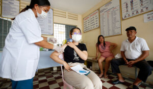 保健省、COVID-19に対する免疫を強化のワクチン追加接種を推奨