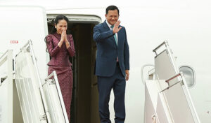 首相、マレーシアでASEAN首脳会議への代表団を率いる